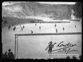 Partido de  futbol en la antigua cancha de la avenida Arce, (actual la plaza Bolivia)