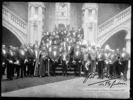 Presidente Hernando Siles, junto a Embajadores y Diplomáticos en las gradas del Palacio de Gobierno, durante el periodo de 10 de enero de 1926 al 28 de mayo de 1930