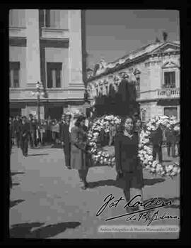 Estudiantes universitarios llevando coronas de flores en el traslado de los restos de  Bengel Gamberos  antes de su entierro. junio de 1946