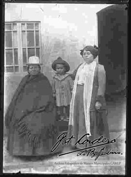 Chola, con su hija y nieta en el patio de una casa