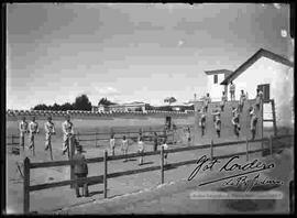 Cadetes del Colegio Militar, realizando prácticas