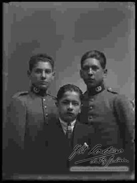 Foto de estudio de medio cuerpo de dos cadetes del Colegio Militar junto a un civil