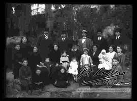 Una familia, reunida en el patio y huerto de una casa particular