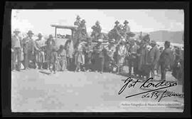 Julio Cordero Castillo, junto a un grupo de personas, preparandose para salir de viaje