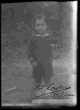 Reproducción de la fotografía de un niño en el patio de una casa