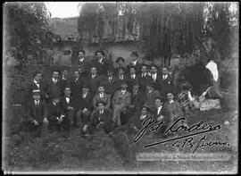 Grupo de varones, reunidos en el patio de una casa por la celebración de un acontecimiento