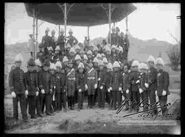 Cadetes del Colegio Militar junto a granaderos de la argentina, en el kiosco de la Plaza de obrajes