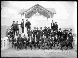 Grupo de varones y  personalidades posando en el montículo de la zona de Sopocachi, ciudad de La Paz