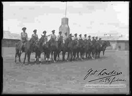 Comandates del regimiento de caballería Abaroa, montados a caballo, junto al mástil de bandera, en el cuartel de Guaqui