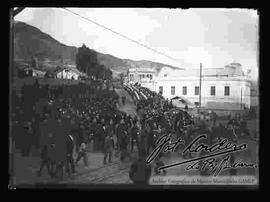 Multitud en el entierro de un militar argentino, bajando por la avenida montes