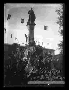 Concentración de una multitud de personas, con estandartes de diferentes asociaciones, en el monumento de la plaza Murillo