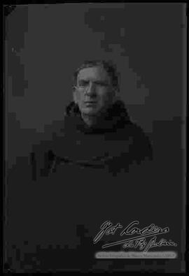 Sacerdotes  franciscanos en el patio del Convento de San Francisco