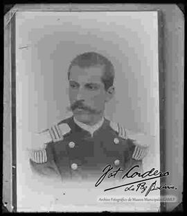 Reproducción de la imagen de medio cuerpo de un Militar