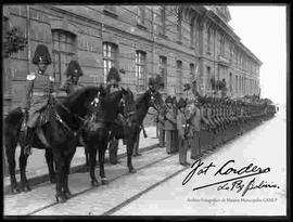 Comandante y cadetes, frente al Colegio Militar