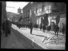 Desfile del 6 de agosto, por parte de la Sociedad el Porvenir, la Federación Obrera y el Centro Social, pasando por la calle Loayza.