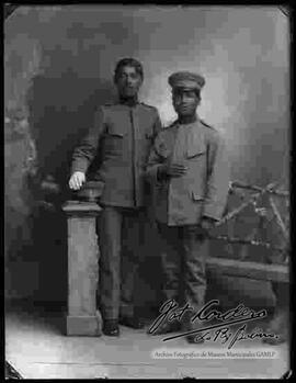 Foto de estudio de un soldado y un cadete