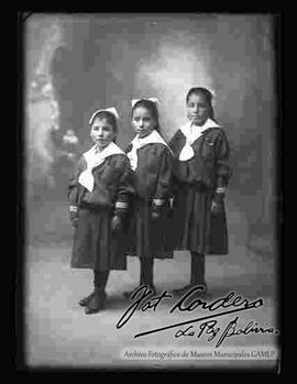 Foto de estudio de tres niñas (hermanitas) con el uniforme de colegio