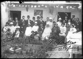 Familia, reunida en el patio de una casa particular