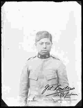 Foto de estudio, de medio cuerpo de un soldado