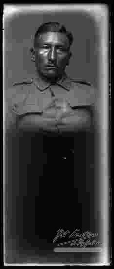 Foto de estudio, de medio cuerpo de un Militar