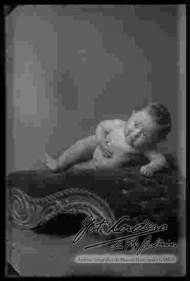 Foto de estudio de un bebe recostado