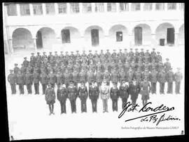 Oficiales y cadetes de la policía formados en el patio de la escuela de policías