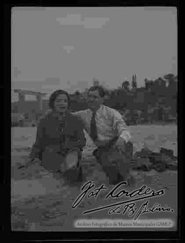 Rufino  cordero y su señora Lucy de Cordero, en la playa de Chile