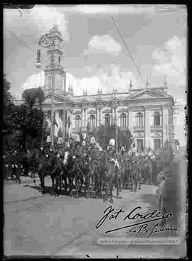 Desfile de cadetes de la seccion de  caballeria en la plaza Murillo, en honor a las fiestas patrias del 6 de agosto.
