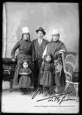 Foto de estudio de dos cholas, un joven y dos niñas.