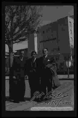 Julio Cordero Ordoñez junto a dos de sus amigos en el paseo del Prado