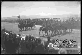 Parada Militar en el alto. desfile de los comandantes del regimiento de caballería