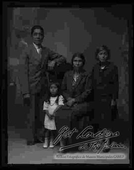 Retrato  de estudio de una familia