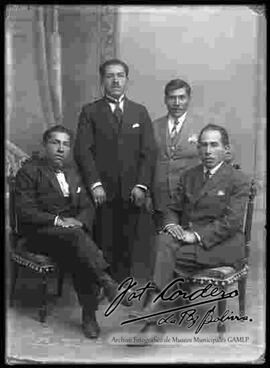 Foto de estudio de un grupo de cuatro varones