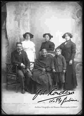 Retrato  de estudio de una familia