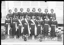 Grupo de señoritas bachilleres, formadas para la foto en el patio del colegio María Auxiliadora