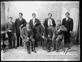 Foto de estudio de un grupo de varones vestidos de traje.