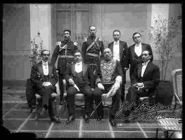 Embajada del Uruguay. sentados: Sr. Eduardo Diez de Medina, introductor de Embajadores; Excmo. Sr. D. Daniel Muñoz, Embajador; Sr. Moises Ascarrunz, introductor de embajadores; Sr.  D. Vicente M. Carrió, consejero. de pie: Sr. Eduardo Córdova, adscrito Boliviano; Teniente Coronel Justiniano Zegarrundo, ayudante Boliviano; Sr. Gerardo Zalles, Cónsul General del Uruguay; Mayor Luis Salazar, ayuadnte Boliviano; Sr. Julio Montes, adscrito Boliviano