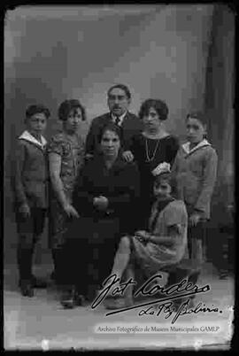Retrato  de estudio de una familia