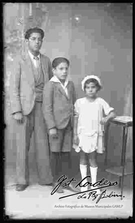 Foto de estudio de tres hermanos. Dos varones y una niña