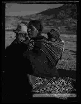 Mujer campesina con sus hijos en el altiplano