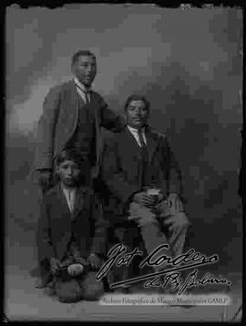Foto de estudio de tres varones de provincia