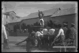 Práctica d e saltos mortales por parte de los cadetes del Colegio Militar