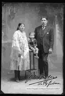 Foto de estudio de una familia.