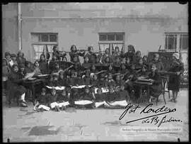 Conjunto musical de niñas, en el patio del conservatorio de música.