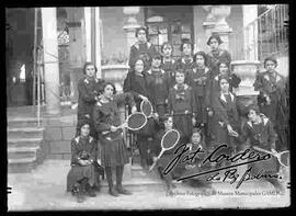 Equipo de tenis de señoritas de colegio, junto a su profesora