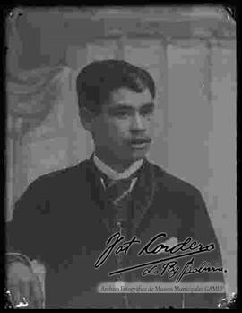 Foto de estudio  de medio cuerpo de un joven que viste de traje