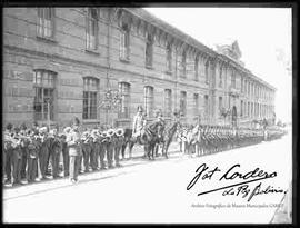 Comandante y cadetes oficiales del Colegio Militar, en la avenida villazón