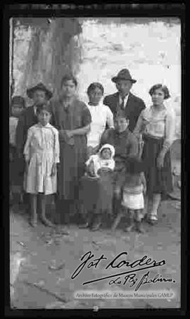 Familia en el patio de una casa particular en provincia