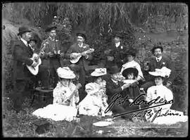 Fiesta familiar con música en el jardín de una casa particular