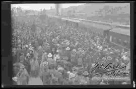 Despedida de soldados a la Guerra del Chaco, en la estación central